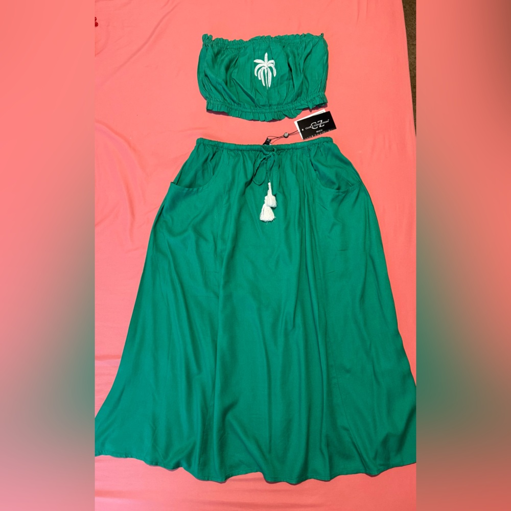 Green Skirt Set with Embroidered Detail - Picture 14 of 14